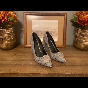 GORGEOUS & UNIQUE PUMP. Perfect for the office.